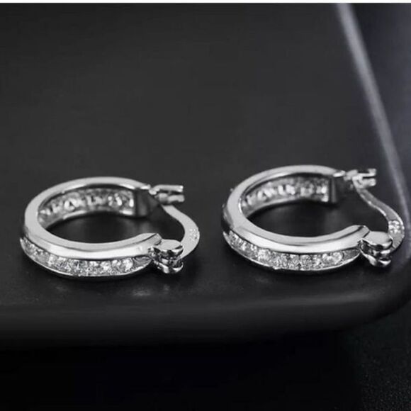 The Classic Dainty Hoop in 925 silver - Picture 8 of 9